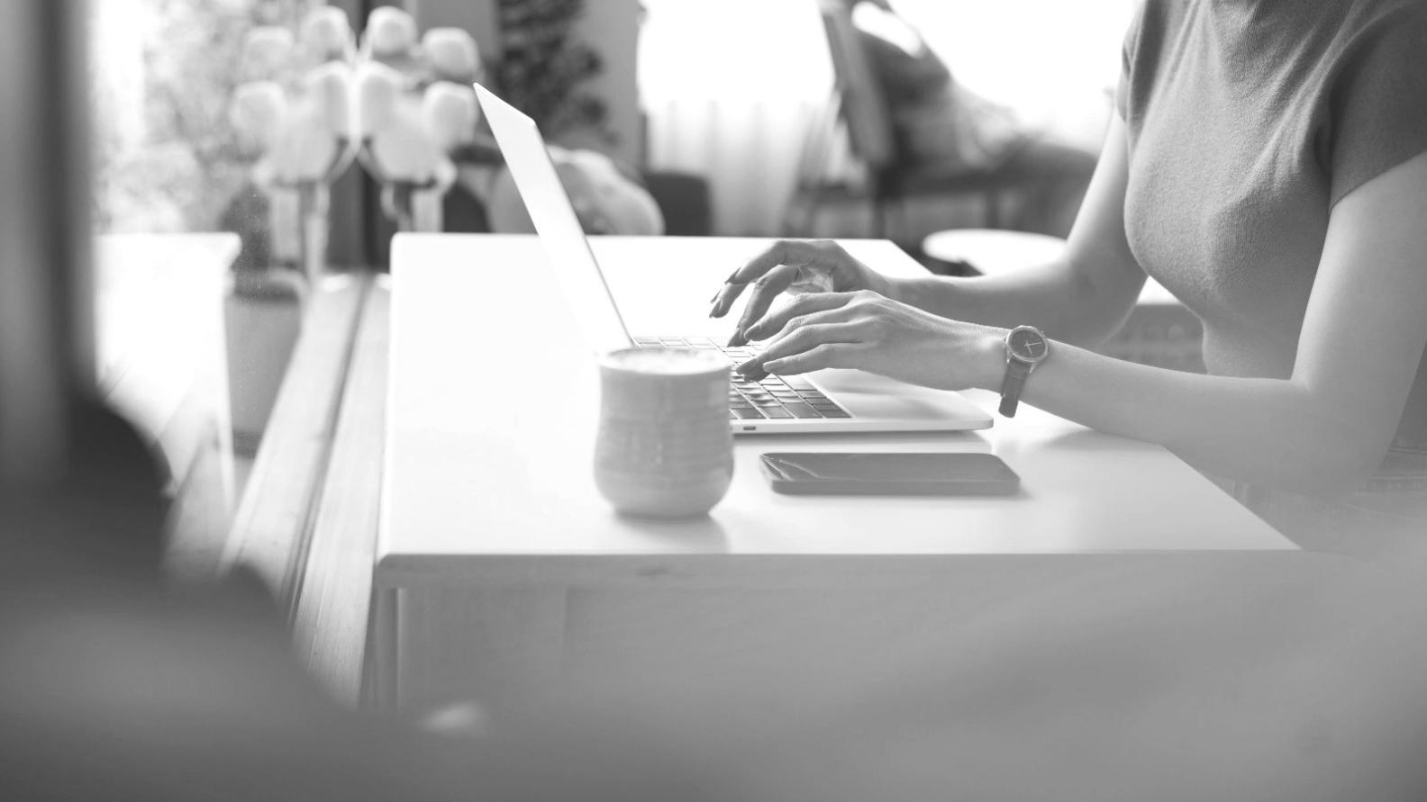 Instructor explicando conceptos de Unity en pizarra digital